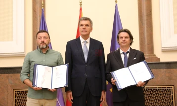 Врачена државната награда „Мајка Тереза“ на доц. д-р Ирфан Ахмети и Борче Стаменов