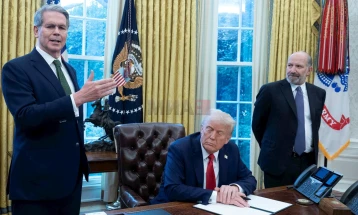 Ministri Besent pret që SHBA çdo vit të ketë mbi 500 miliardë dollarë të ardhura nga tarifat