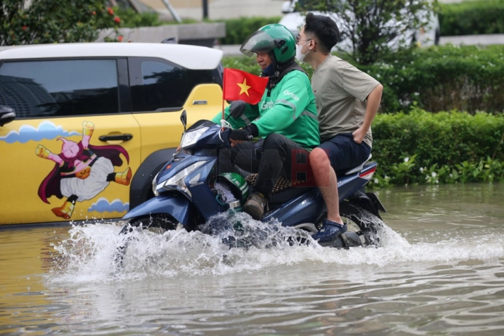 Неколкумина загинати во поплави и свлечишта предизвикани од тајфунот Кајики во Виетнам и Тајланд