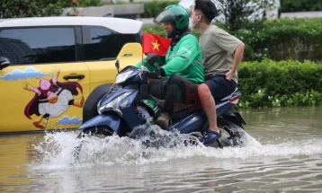 Неколкумина загинати во поплави и свлечишта предизвикани од тајфунот Кајики во Виетнам и Тајланд
