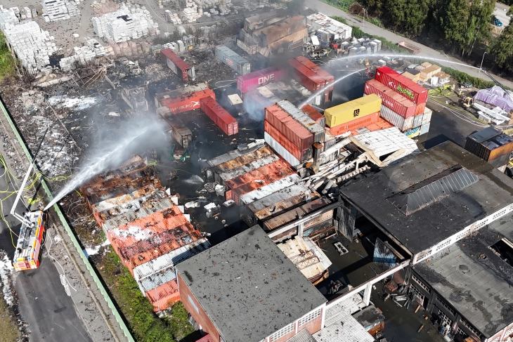 Shpërthime të reja në Hamburg: Zjarrëfikësit po luftojnë me vatrat e zjarrit në port