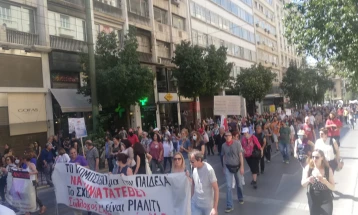 Синдикатот на вработените во јавниот сектор во Грција започна 24-часовен штрајк