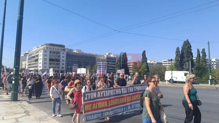 Мал одзив на протестот во Атина во рамките на 24-часовниот штрајк на синдикатот на вработените во јавниот сектор