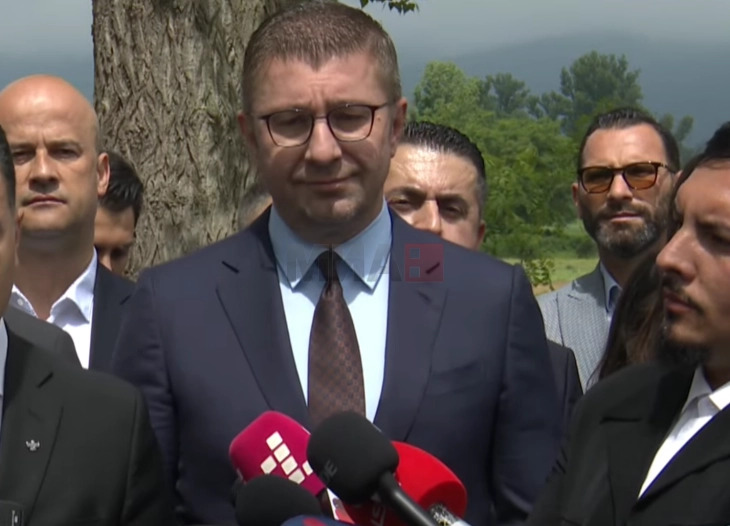 Mickoski në kontroll të aktiviteteve ndërtimore në rrugën shtetërore A2, qarkorja “Kriva Pallankë”