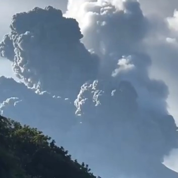 Ерупција на вулканот Шинмое во Јапонија, пепелта се крена до 5,5 километри во воздухот 