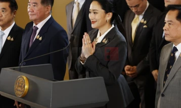 Тајландската премиерка разрешена по одлука на Уставниот суд