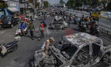 Најмалку три лица загинаа во пожар за време на демонстрации во Индонезија