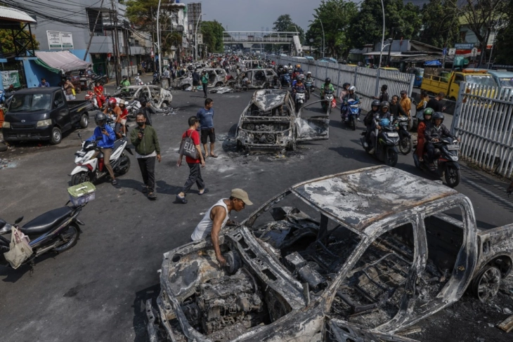 Të paktën tre persona humbën jetën në një zjarr gjatë demostratave në Indonezi