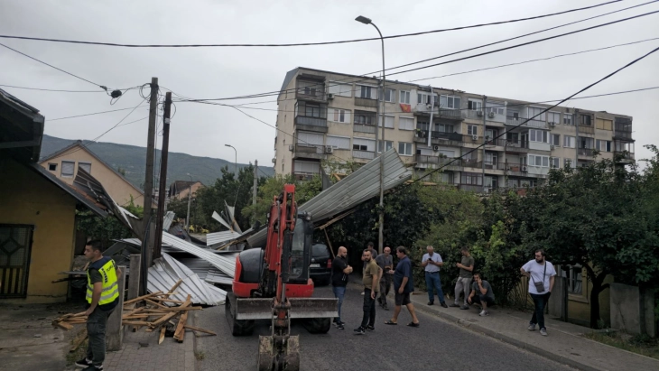 Стојкоски: Со механизација ќе се расчистуваат остатоците од кровот на зградата што падна во невремето во Ѓорче Петров, нема повредени лица