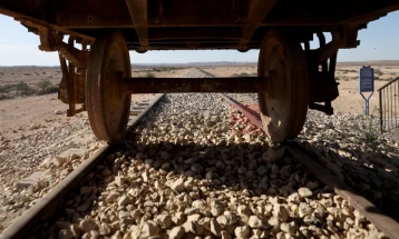 Најмалку три лица загинаа, а стотина се повредени во излетување на воз во Египет