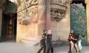 Еколози ја испрскаа со боја фасадата на црквата Саграда Фамилија во Барселона