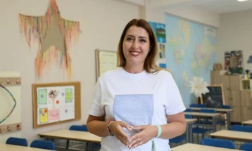 Министерката Манастирлиу предупреди пред почетокот на школската година во Албанија: Во училиште без телефон