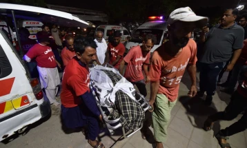 Во самоубиствен напад во Пакистан загинаа најмалку 11 луѓе