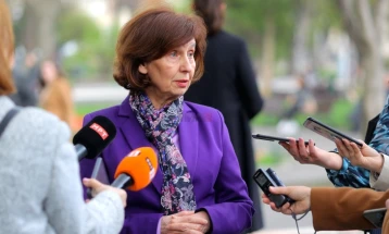 Siljanovska-Davkova: Në vend të deklaratës për linjat e kuqe të shtetit, partitë të dakordohen se si do të veprojnë jashtë shtetit