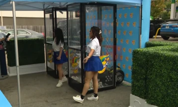 Американци во Чикаго „ловеа“ бесплатни лото-ливчиња