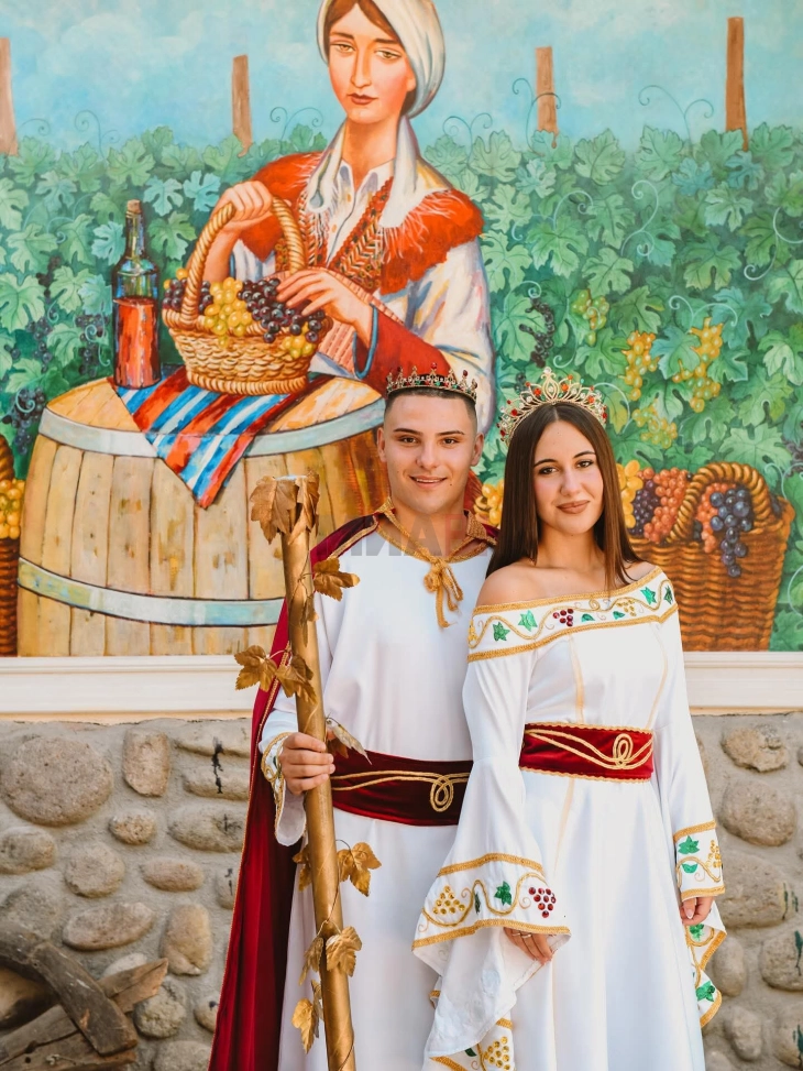 Кавадарци ги претстави кралицата и кралот на традиционалната манифестација „Тиквешки гроздобер“