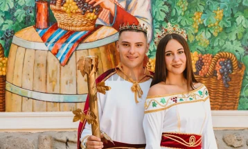 Кавадарци ги претстави кралицата и кралот на традиционалната манифестација „Тиквешки гроздобер“