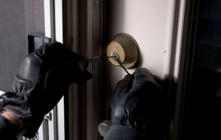 Arrestohen dy persona në Shkup gjatë tentimit për të grabitur një market në Çair, gjurmohet pas një personi tjetër