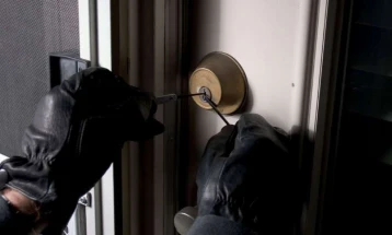 Arrestohen dy persona në Shkup gjatë tentimit për të grabitur një market në Çair, gjurmohet pas një personi tjetër