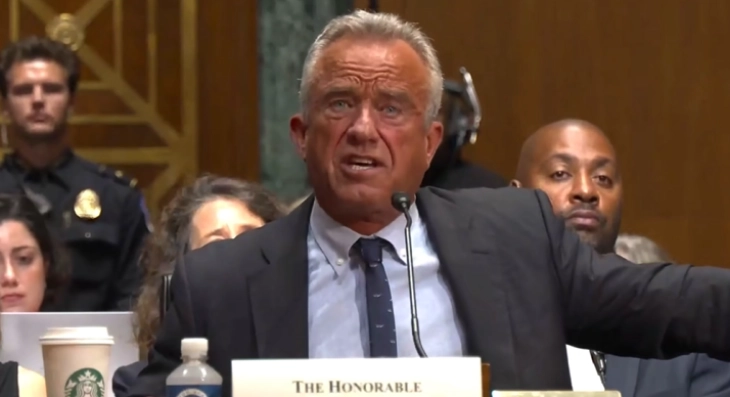 Жестоко врз Кенеди во Сенатот, тој возврати: Сенаторке, сте зеле 855 000 долари од фармацевтските компании, а ние сме најболна земја во светот