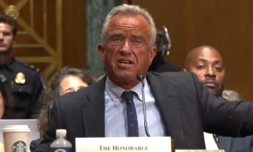 Жестоко врз Кенеди во Сенатот, тој возврати: Сенаторке, сте зеле 855 000 долари од фармацевтските компании, а ние сме најболна земја во светот