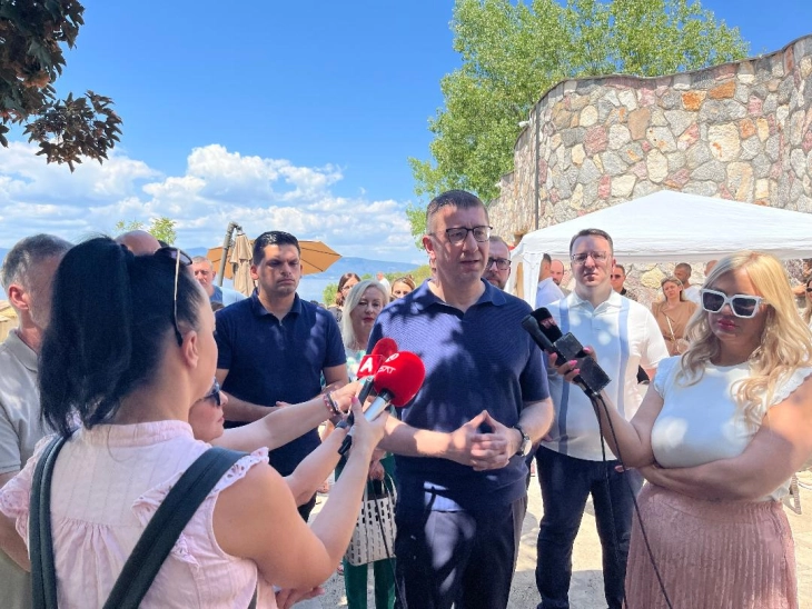 Премиерот Мицкоски ќе присуствува на пуштање во употреба на дел од автопатот Кичево - Охрид