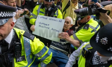 Лондонската полиција уапси десетици лица на протест за забранетата организација „Дејствувај за Палестина“