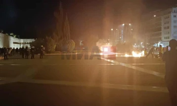 Молотови коктели во Атина по протестот за железничката несреќа (Видео) 