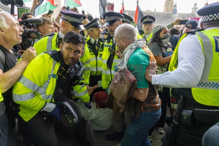 Повеќе од 425 лица уапсени на протест во Лондон во поддршка на забранета пропалестинска група