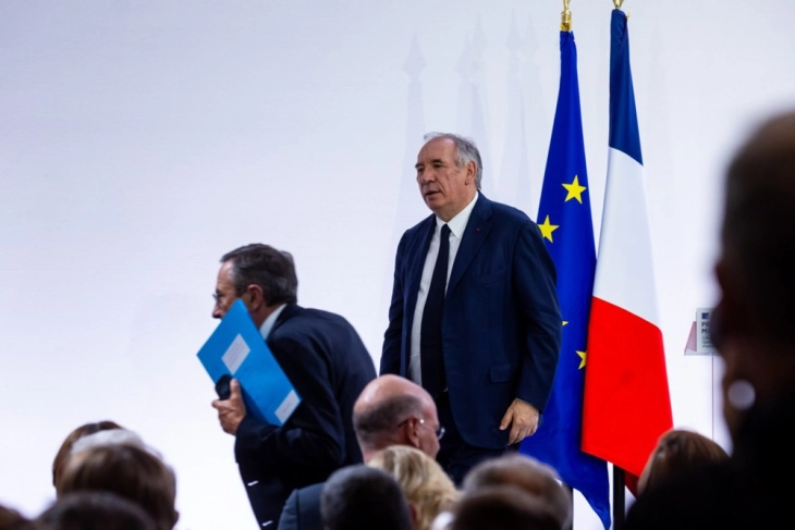 Economists concerned as high debt woes risk ending French government