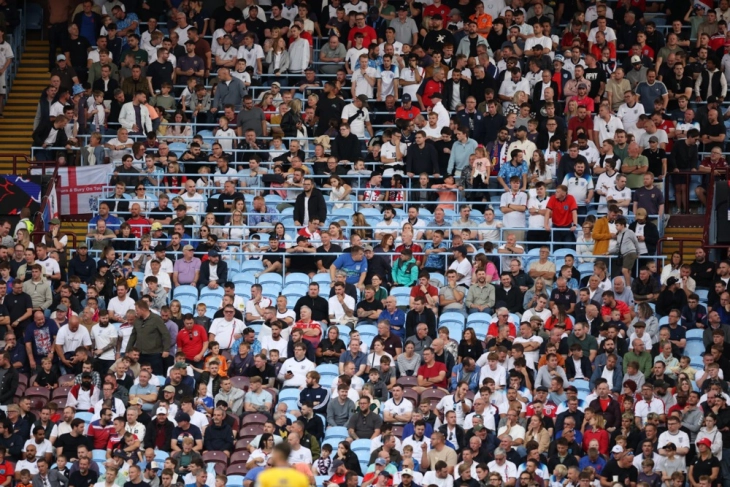 Англичаните исвиркани по нивните навивачи