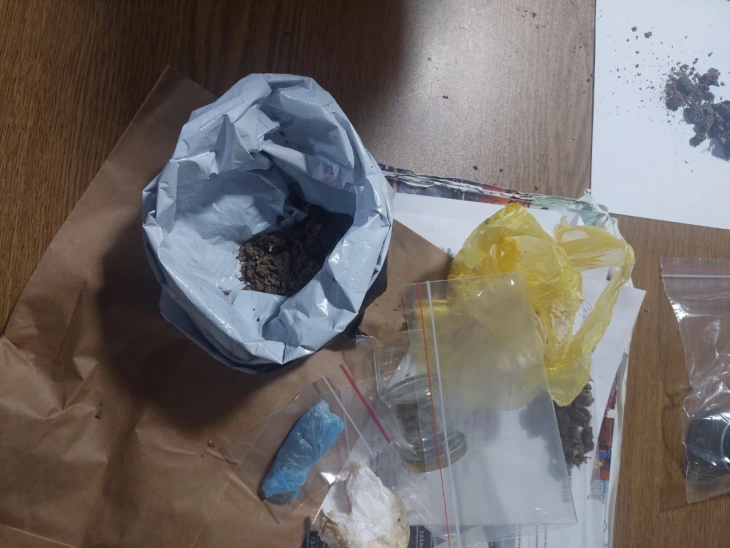 Пронајдена дрога во дом на скопјанец, овозможил и друго лице да користи кокаин