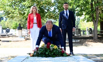 Филипче положи цвеќе на вечните почивалишта на претседателите Глигоров и Трајковски и премиерот Кљусев