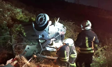 Едно лице повредено откако со возилото излетало од патот кај Пехчево