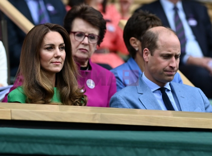 Принцот Вилијам и принцезата Кејт ги предводеа кралските почести за тригодишнината од смртта на кралицата