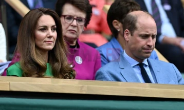 Принцот Вилијам и принцезата Кејт ги предводеа кралските почести за тригодишнината од смртта на кралицата