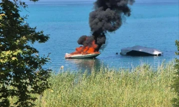 Një banor i Ohrit ka shkaktuar zjarr në motoskafin e vëllait të tij, ka përfshirë një ndërtesë dhe një makinë