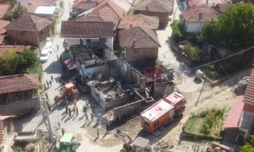 Жители на село Разловци ги расчистуваат остатоците од пожарот во кој изгоре имот на семејството Гоцевски