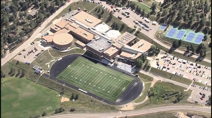 Пукање во училиште во Колорадо: Три лица во критична состојба од кои две се деца