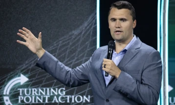 Кирк почина, Трамп нареди знамињата на САД да се спуштат на половина јарбол