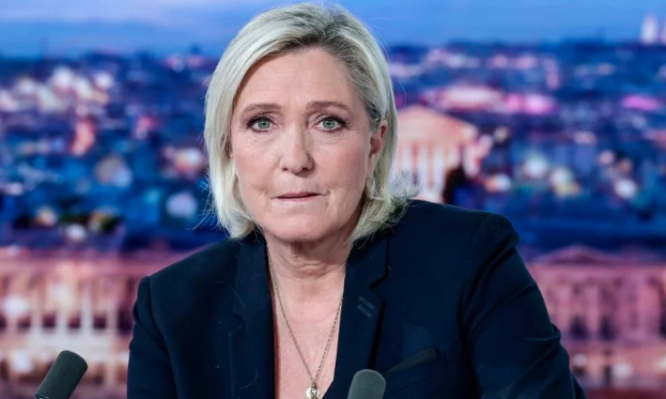 Марин Ле Пен го повика премиерот Лекорни да „се откаже од макронизмот“