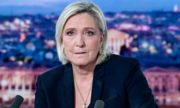 Марин Ле Пен го повика премиерот Лекорни да „се откаже од макронизмот“