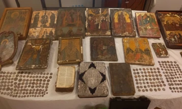 Притвор за игуменот и други пет лица уапсени за продажба на икони и реликвии во Грција