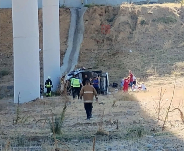 Three dead, two injured after van falls off bridge near Shtip