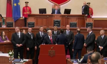 Тензичен почеток на конститутивната седница на албанскиот Парламент, продолжува попладне со избор на претседател