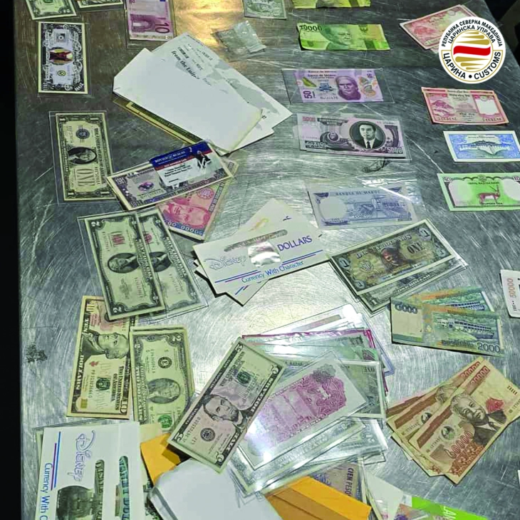 Запленети 204 банкноти и монети за колекционерски цели на скопскиот аеродром