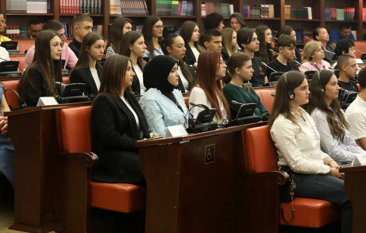 Gjithnjë e më pak njerëz jetojnë në sistem demokratik, thirrje të rinjve për aktivizim politik dhe shoqëror