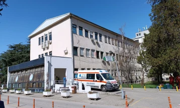 Një djalosh me lëndime nga armë zjarri është dërguar në qendrën urgjente të Komplesit të Klinikave