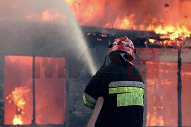 Një zjarr shpërtheu herët në mëngjes në servisin për automjete para Pintisë