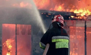 Një zjarr shpërtheu herët në mëngjes në servisin për automjete para Pintisë